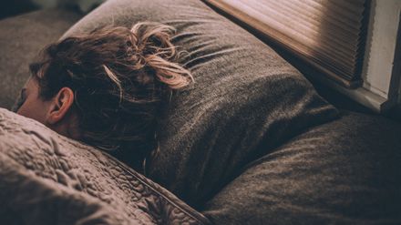Femme endormie dans son lit