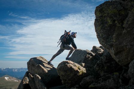 Homme escaladant une montagne